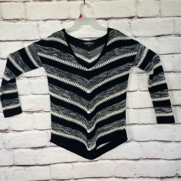 ALMOST FAMOUS Womens Size M BLACK & GRAY V Pattern V-Neck SWEATER SZ XL V Neck - Picture 2 of 12